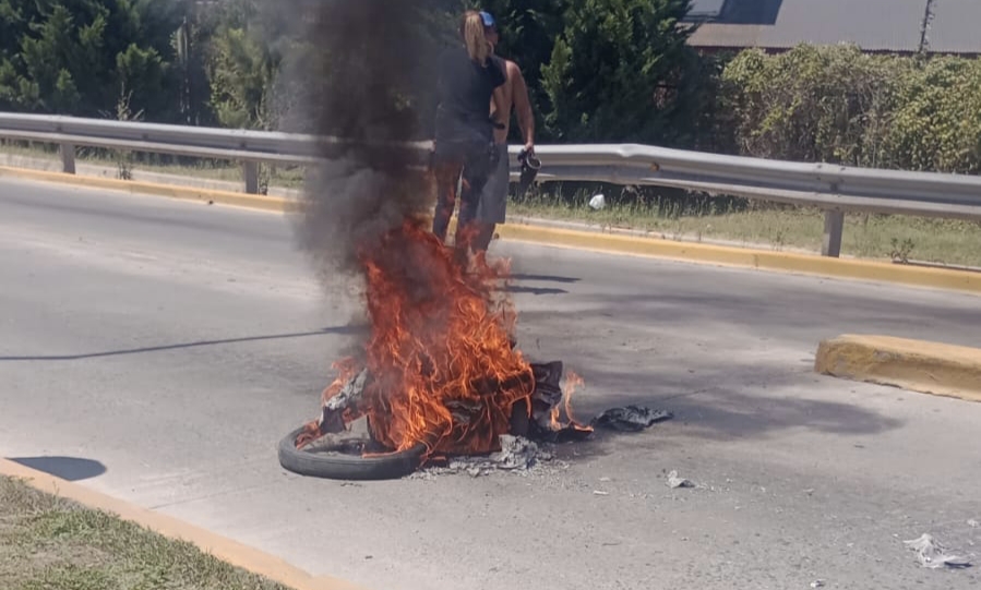 Cortaron el paso bajo nivel de Ezeiza por falta de luz en los barrios